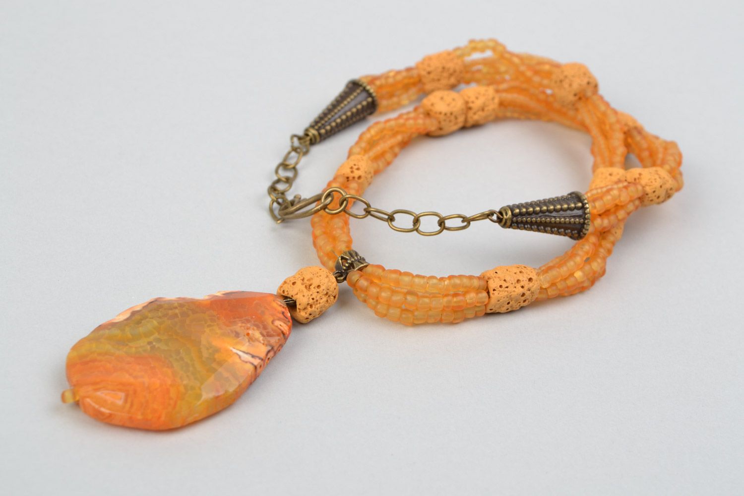 Желтое оригинальное ожерелье из вулканической лавы ручной работы массивное Река фото 3