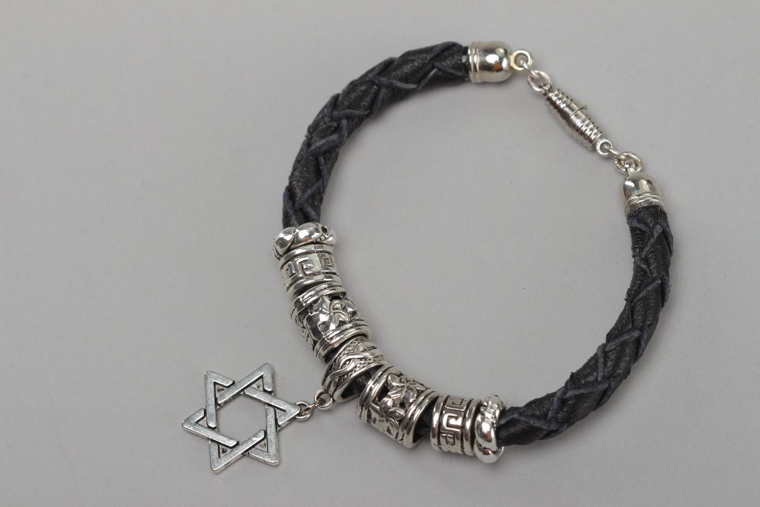 Bracelet fait main de vrai cuir et élément métallique décoratif Étoile de David photo 2
