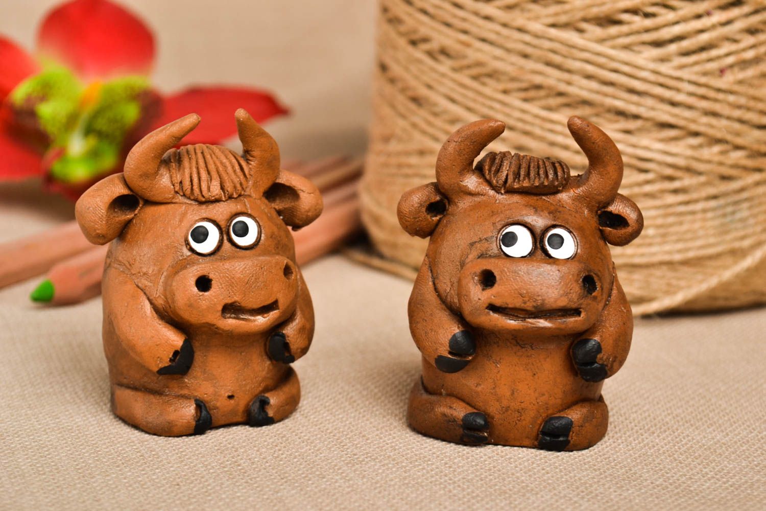 Statuettes terre cuite fait main Petites figurines vache taureau Déco maison photo 1