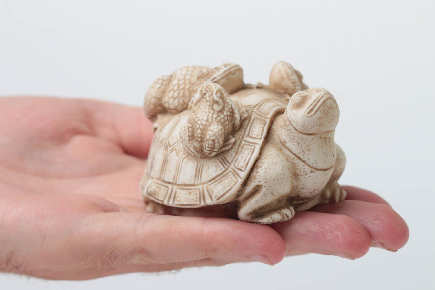 Статуэтка из полимерной смолы ручной работы Черепаха с жабами сувенир на подарок фото 5