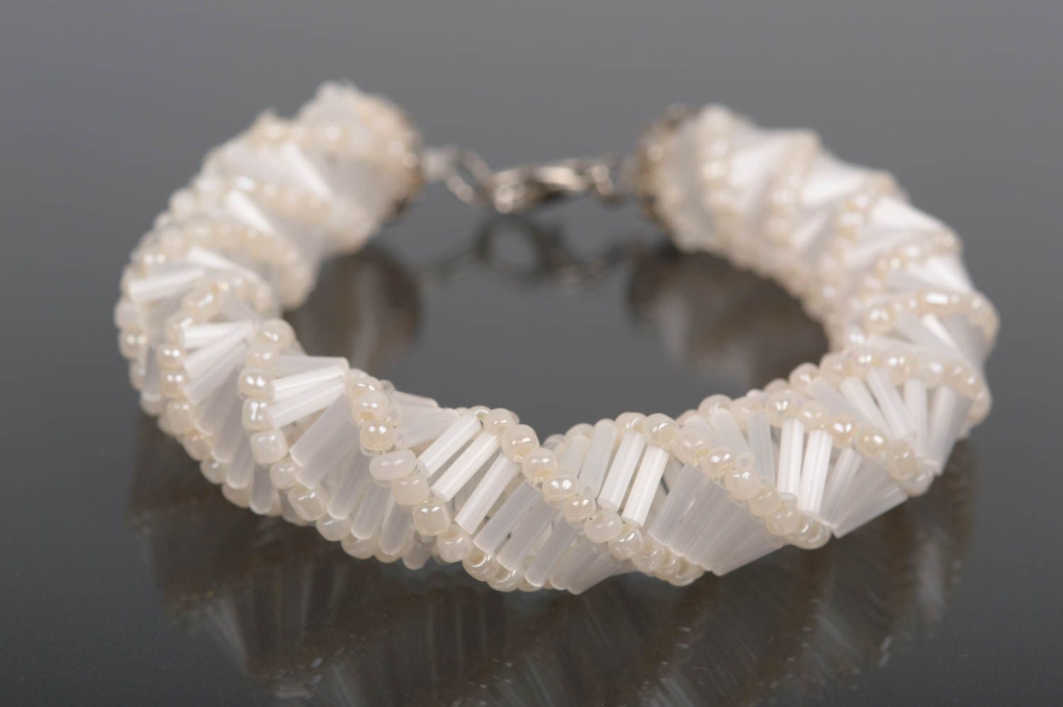 Bracelet spirale Bijou fait main blanc en perles de rocaille Cadeau femme photo 1
