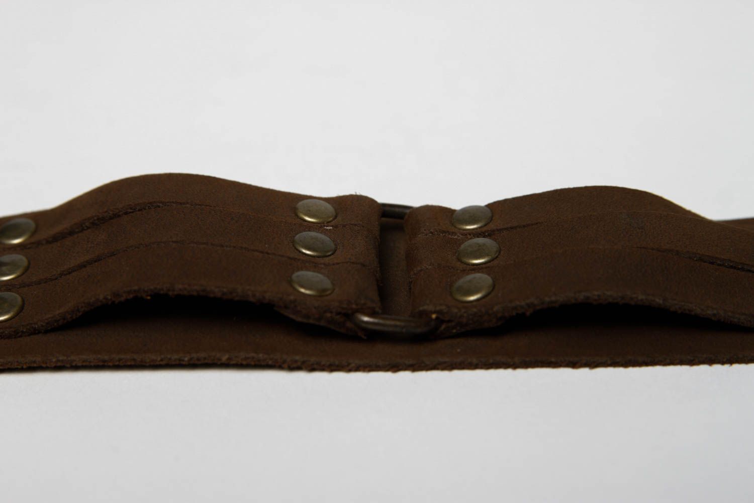 Bracelet en cuir Bijou fait main rivets marron foncé large Accessoire femme photo 4