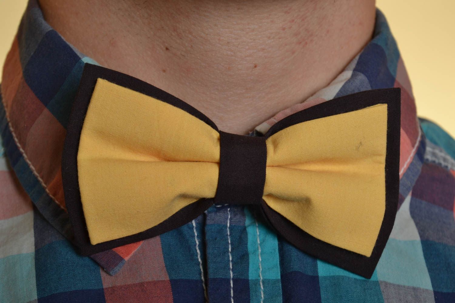 Контрастный хлопковый галстук бабочка ручной работы черный с желтым большой фото 1