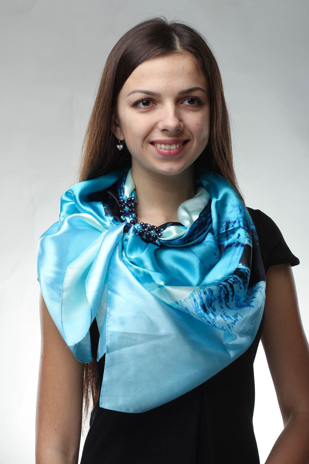 Pañuelo de seda con piedras de color azul turquí foto 3