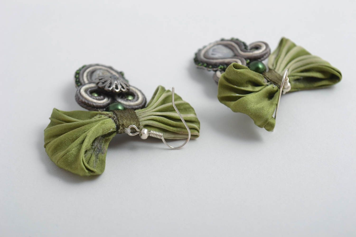 Большие серьги украшения ручной работы сутажные серьги с чешским стеклом зеленые фото 5