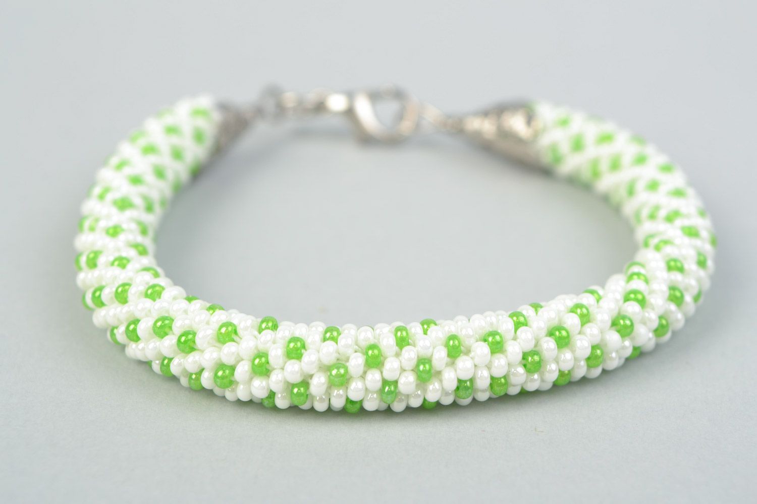 Bracelet crocheté en perles de rocaille vert et blanc accessoire fait main photo 3