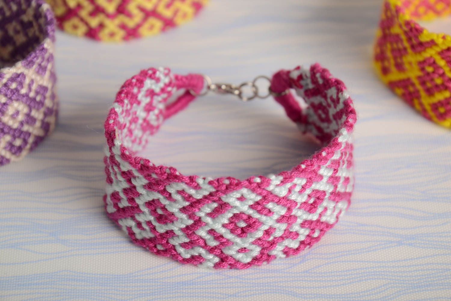 Плетеный браслет из ниток мулине ручной работы широкий красивый розово-белый фото 1