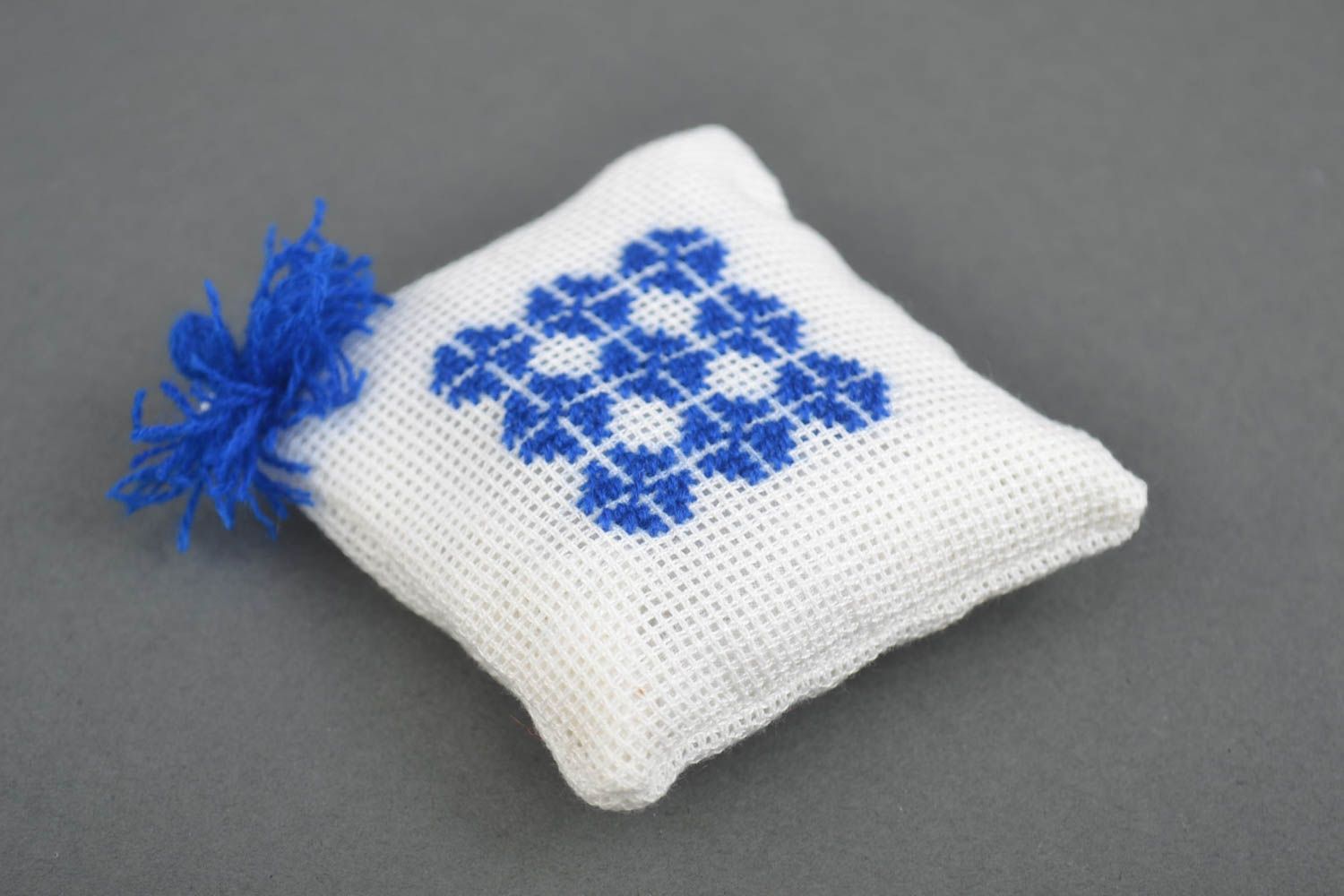 Cojín hecho a mano de color azul almohadilla para agujas regalo original foto 5