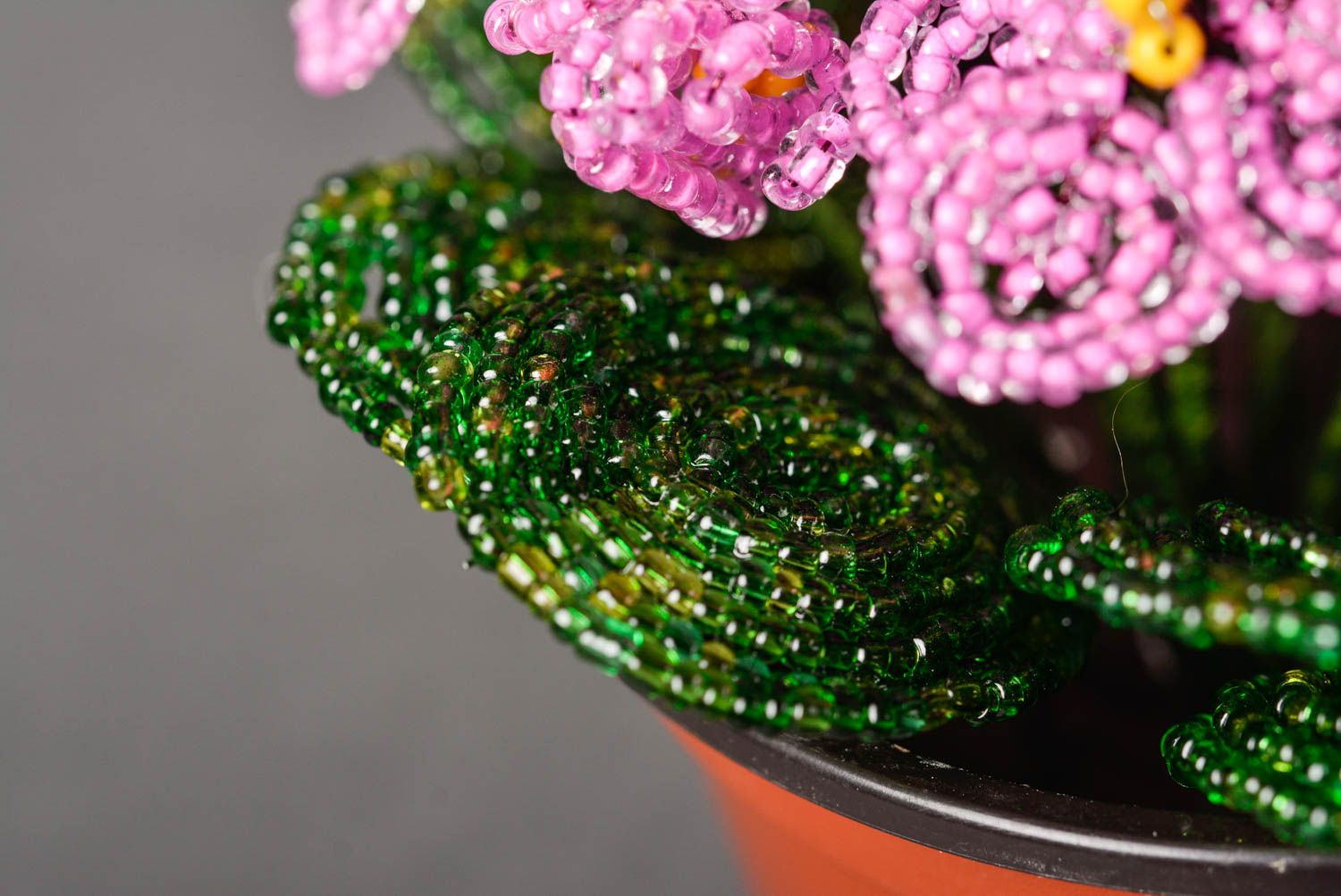 Композиция из бисера хэнд мэйд цветы из бисера настольный декор Фиалки фото 5