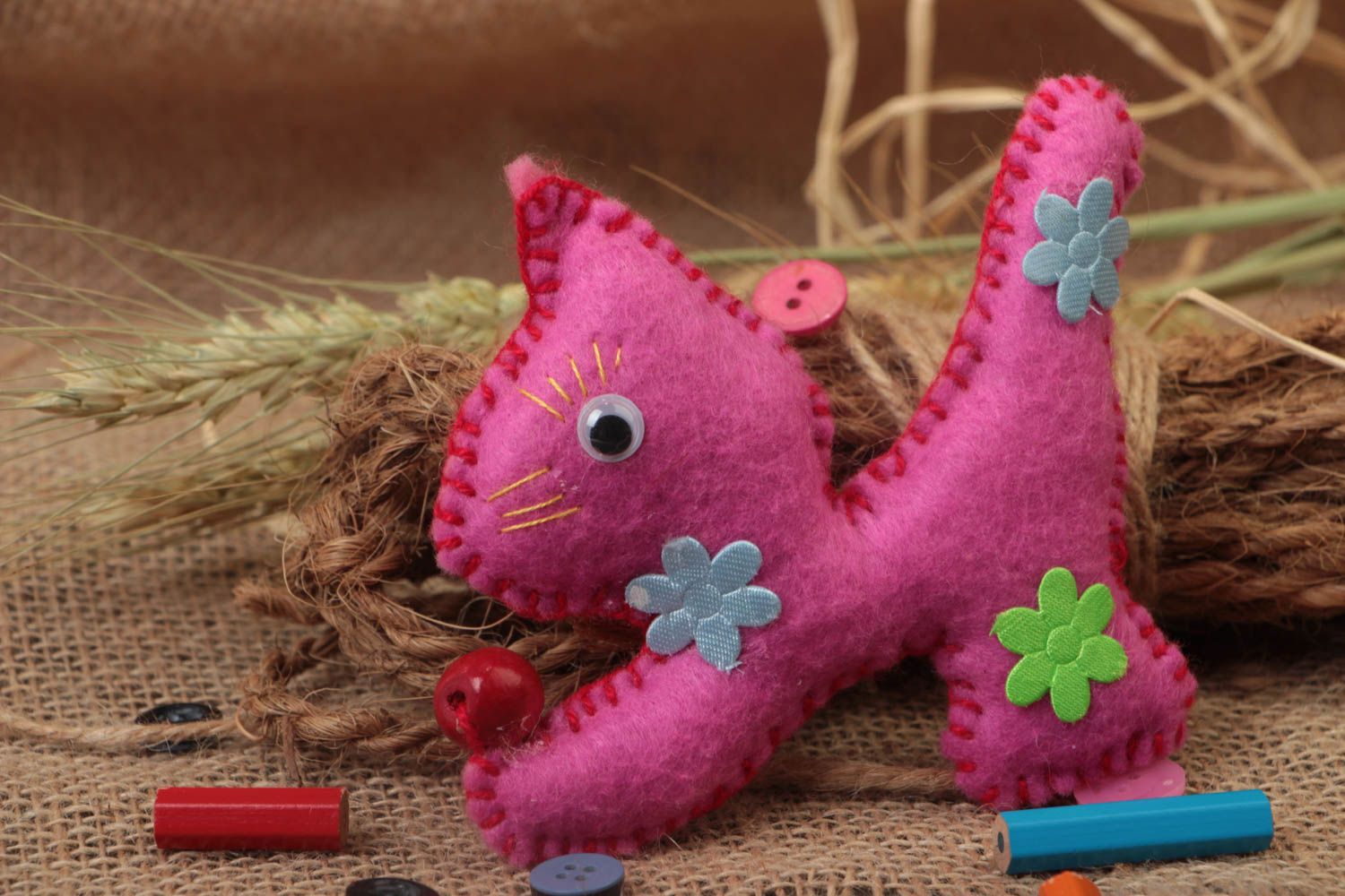 Petit jouet chat rose en feutre fait main joli cadeau original pour enfant photo 1