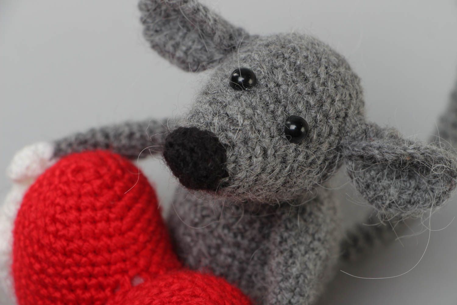 Handmade soft toy crocheted of acrylic threads small gray mouse with red heart photo 3