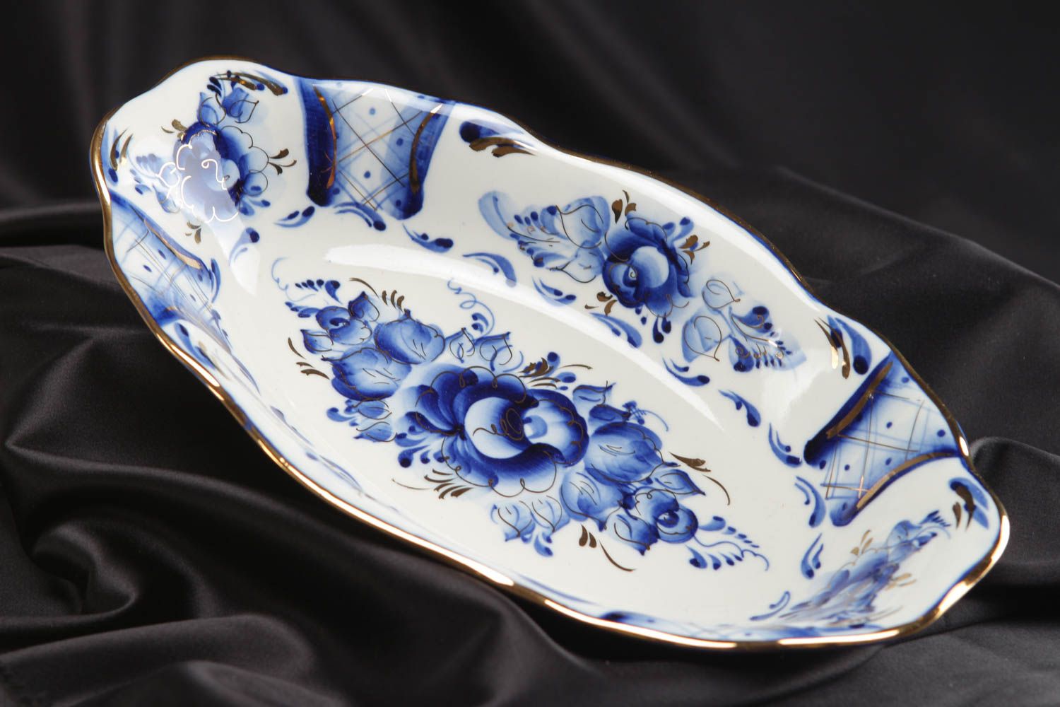 Beau plat de porcelaine fait main ovale avec peinture bleu blanc de Gjel photo 5