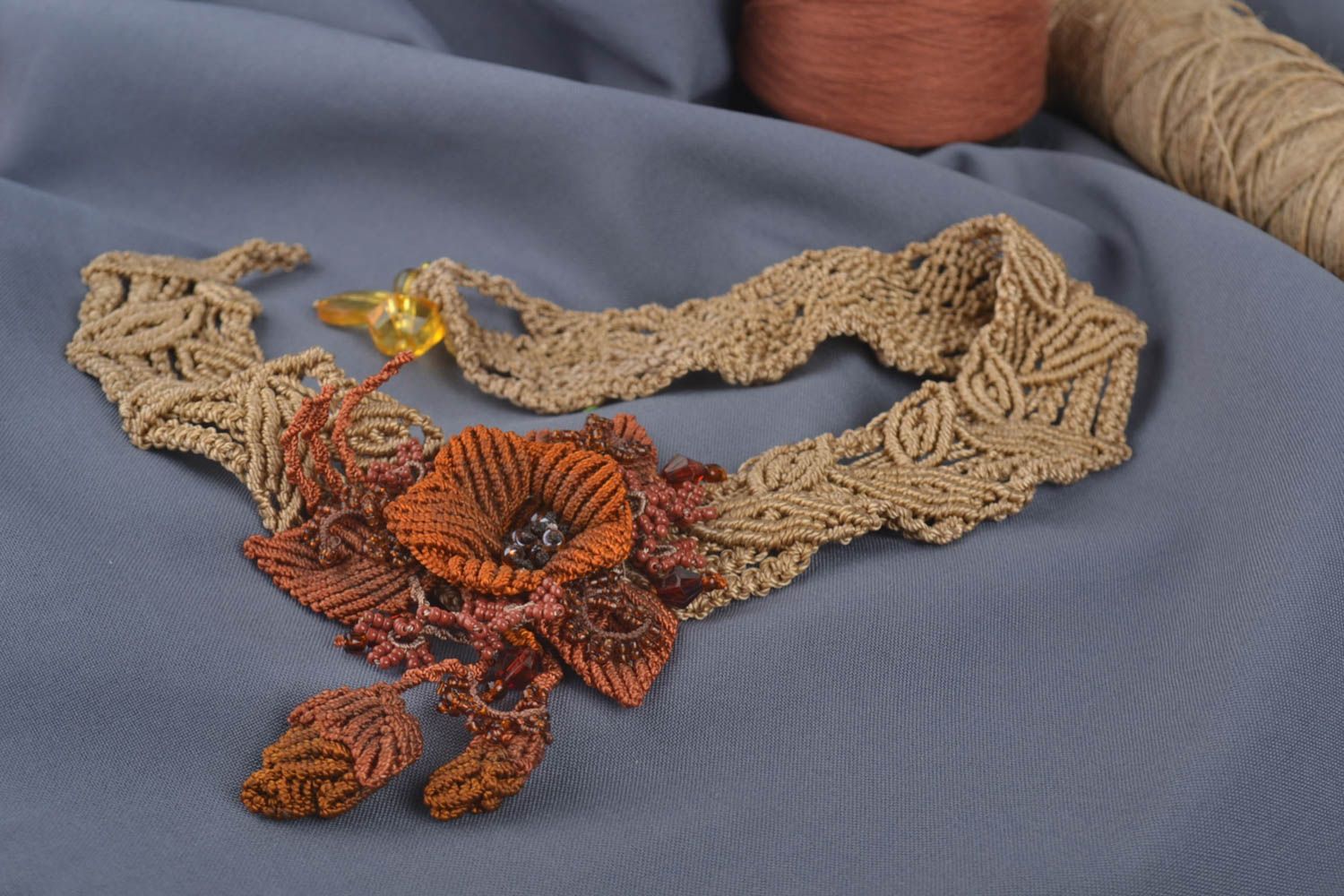 Collier textile Bijou fait main gris marron avec fleur ankars Accessoire femme photo 1