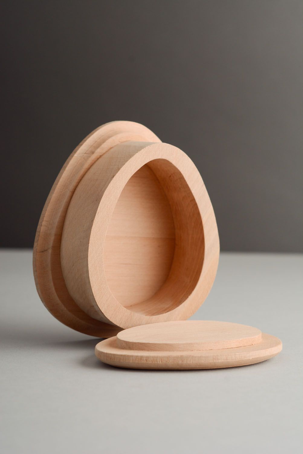 Cajita de madera con forma del huevo foto 1