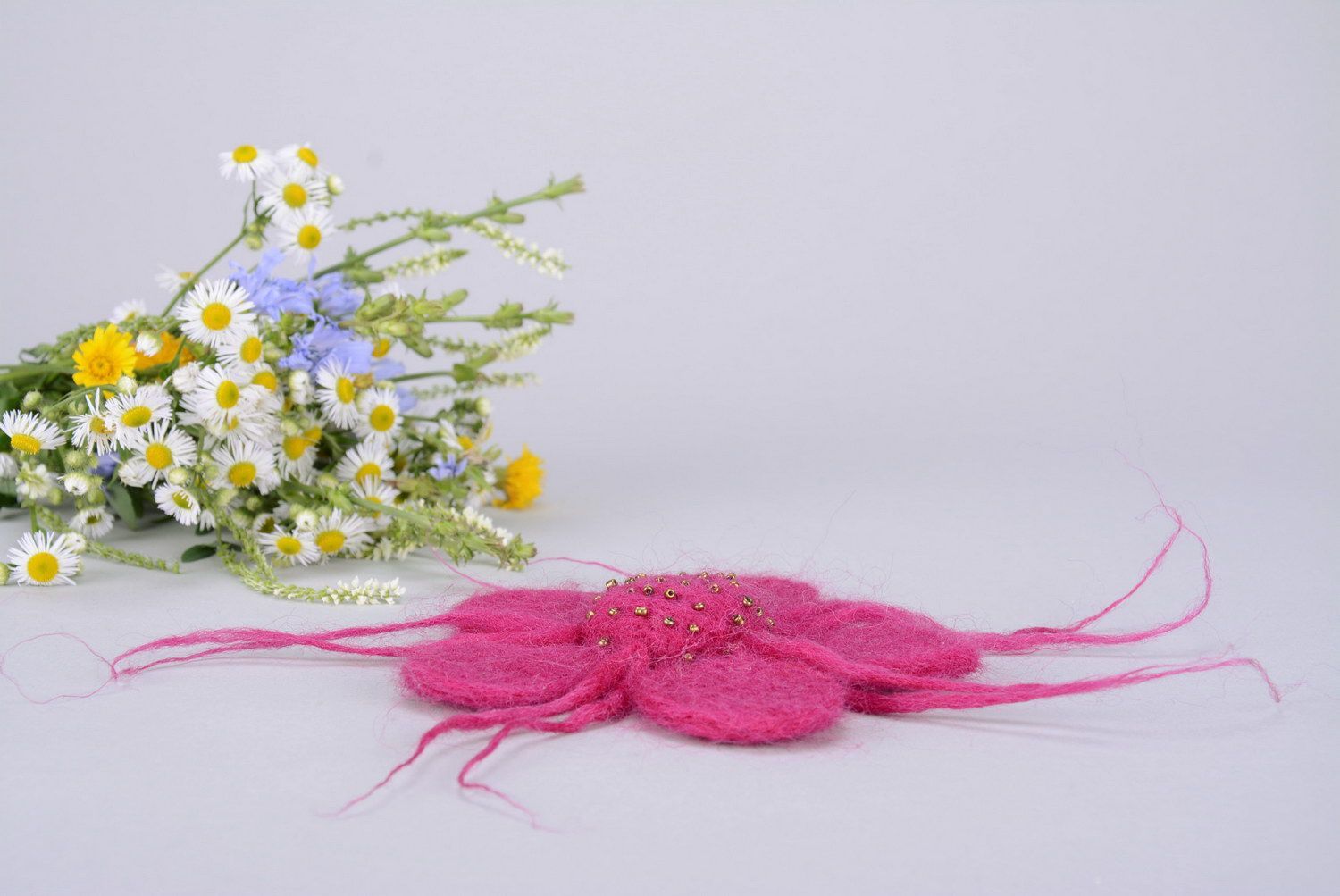 Broche en laine feutrée Fleur avec griffes   photo 1