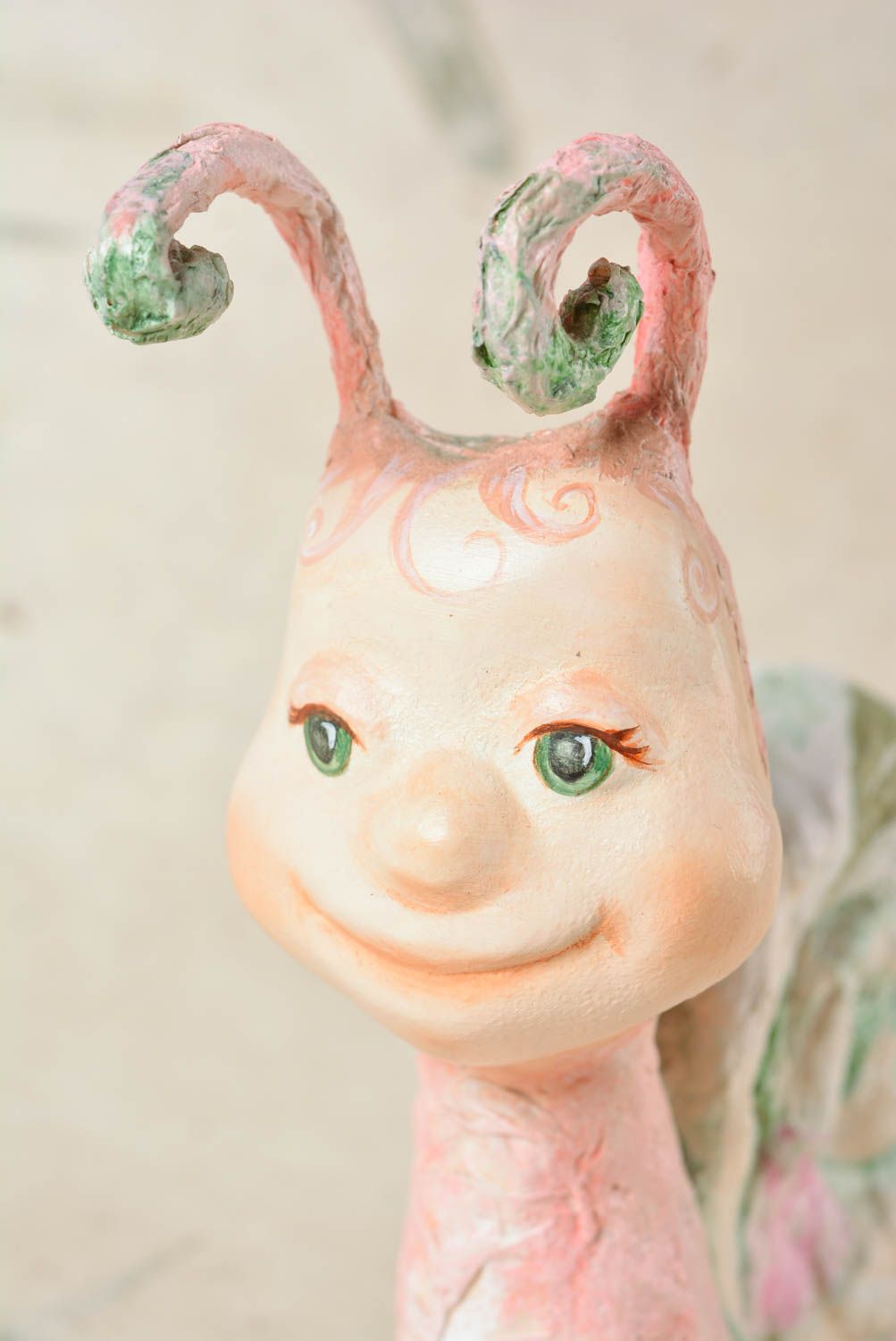 Figurine en papier mâché escargot faite main peinte de couleurs acryliques photo 2