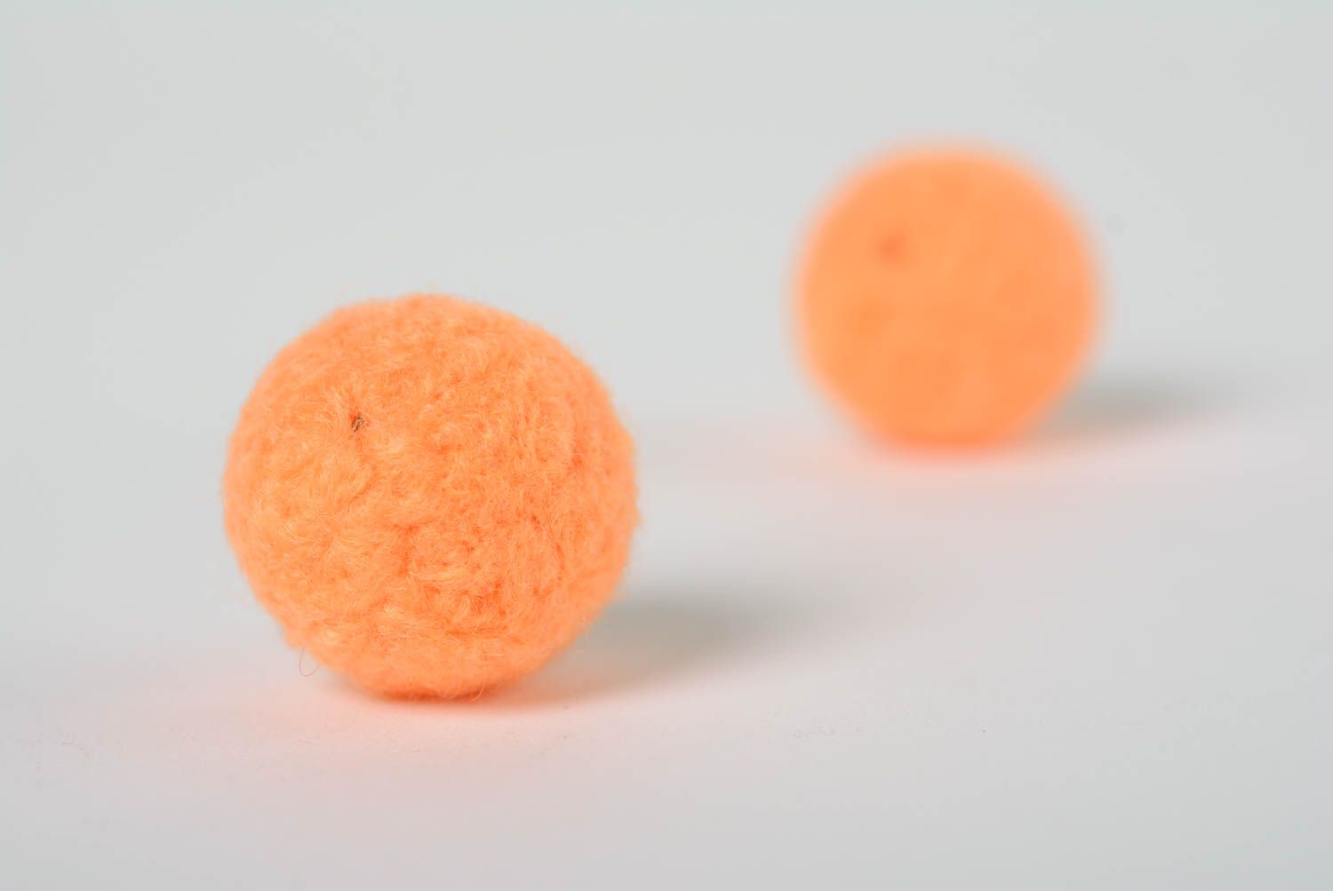 Серьги-шарики в технике валяния из шерсти ручной работы персикового оттенка фото 5