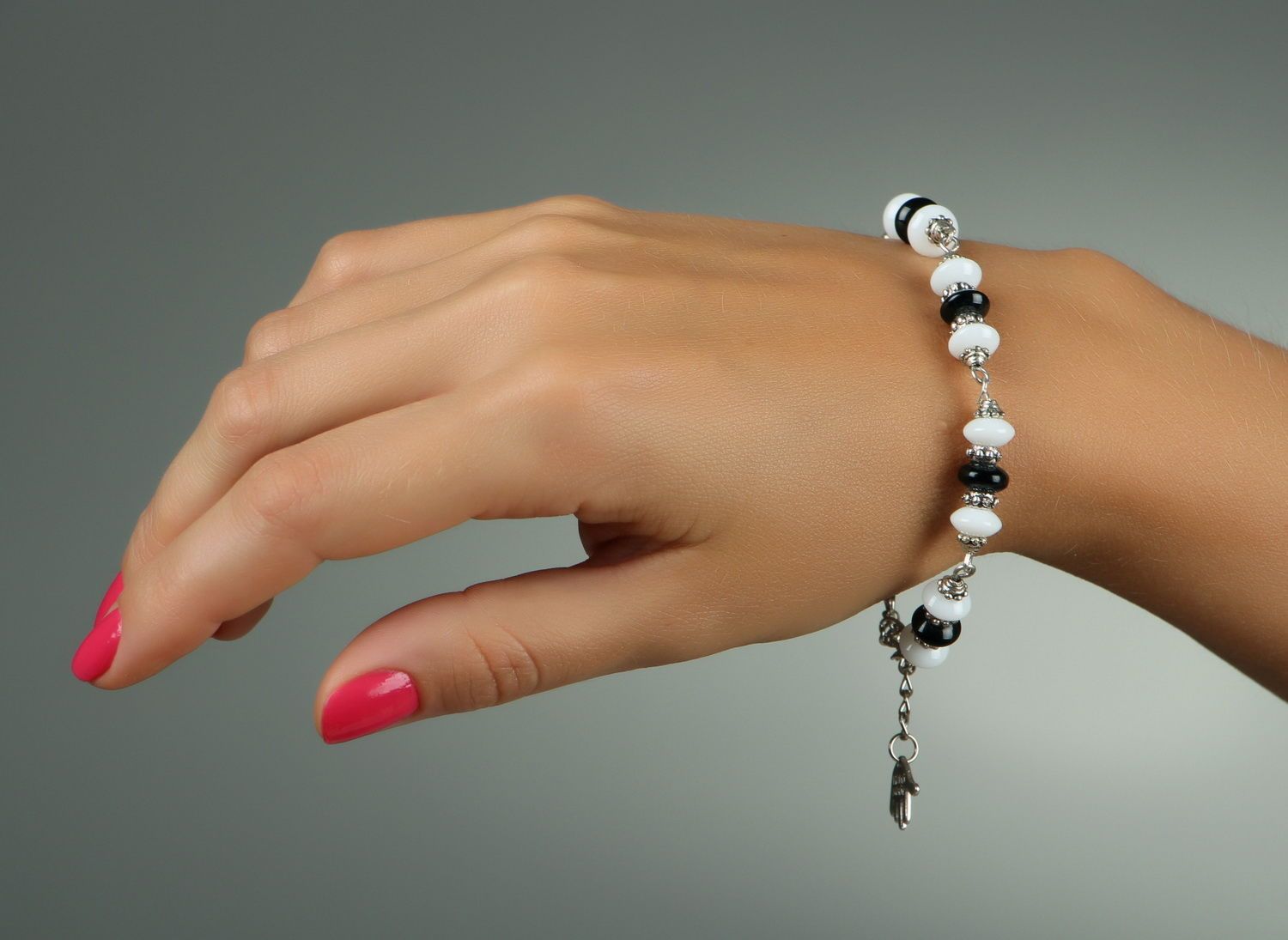 Bracelet perles en verre noires et blanches photo 4