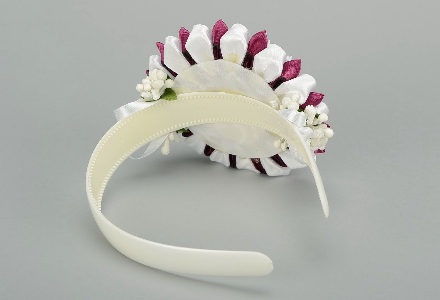 Diadema o corona de color Burdeos-blanco para la cabeza con flores de raso foto 3