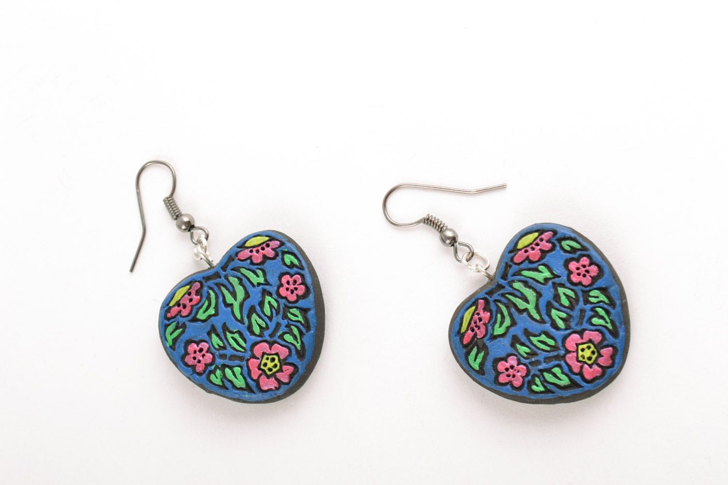 Handmade heart-shaped painted blue ceramic dangling earrings with floral pattern photo 5