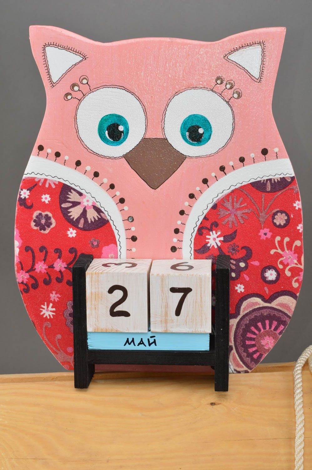 Origineller rosafarbiger lustiger handmade Tischkalender aus Holz Eule foto 2