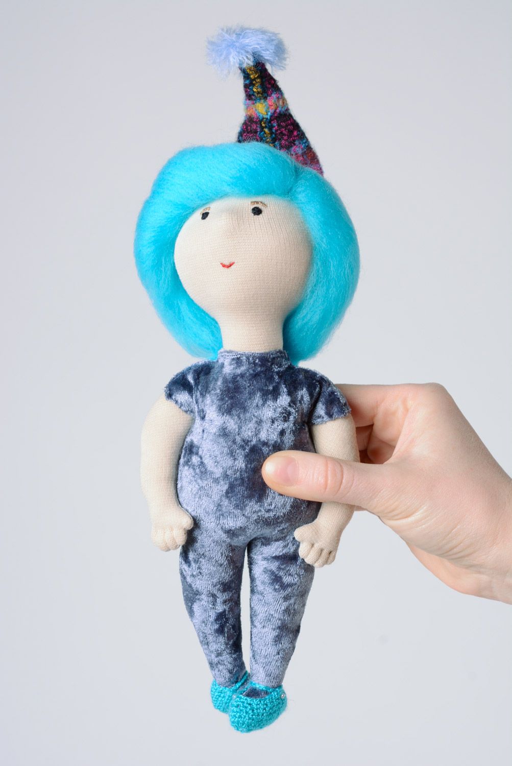 Petite poupée en tissus aux cheveux bleus originale faite à la main pour fille photo 1
