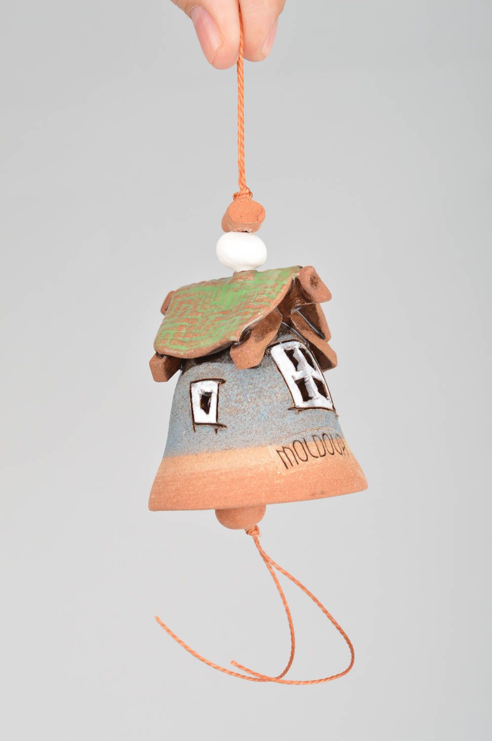 Handmade dekoratives Glöckchen aus Ton mit Glasur bemalt Haus mit grünem Dach foto 3