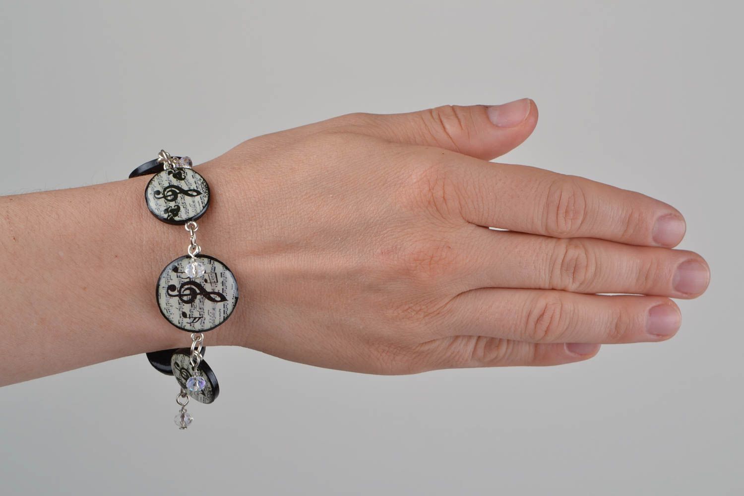 Handmade charm treble clef bracelet on a silver chain photo 3