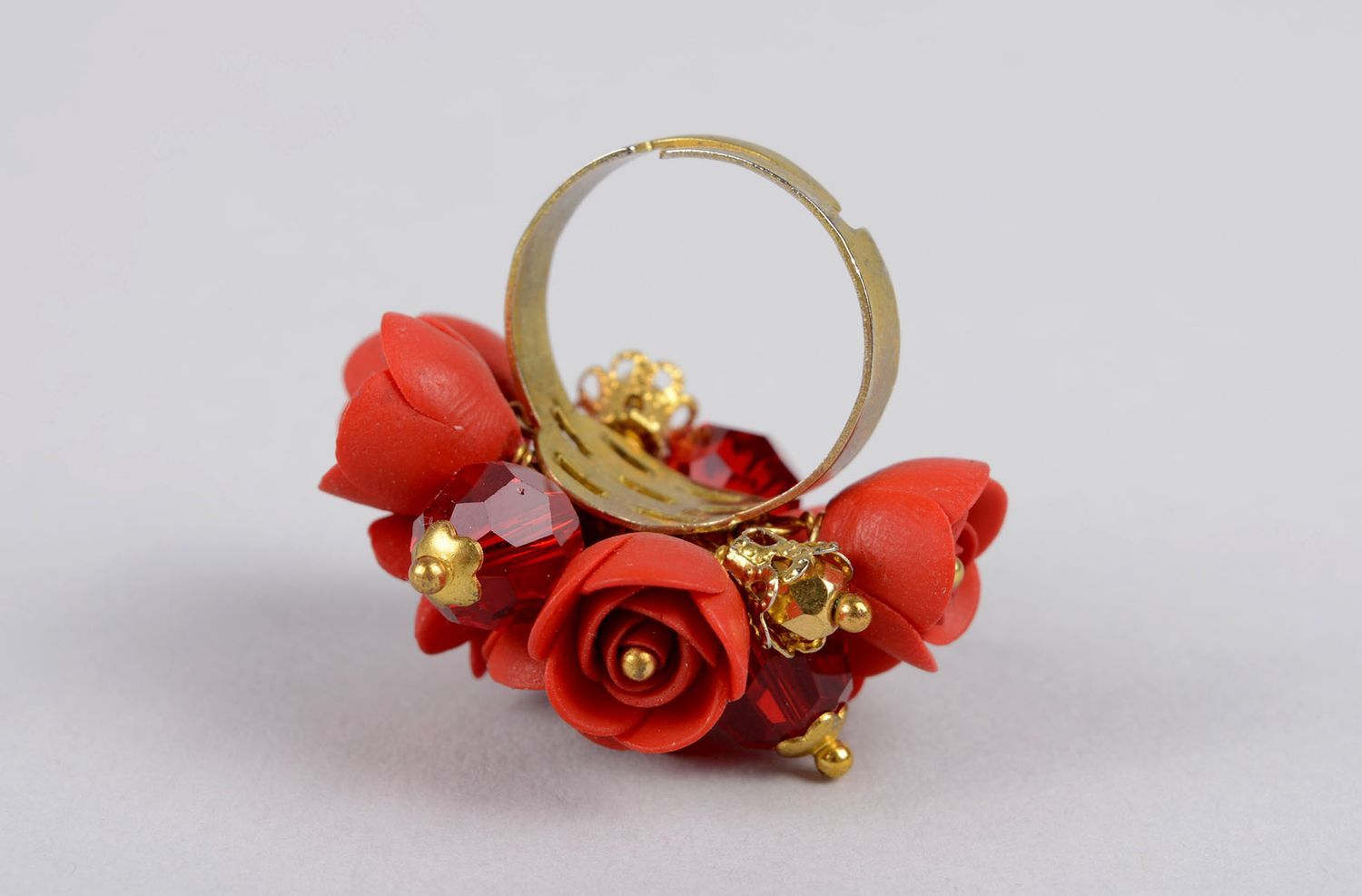 Украшение из полимерной глины кольцо ручной работы украшение кольцо красные розы фото 2