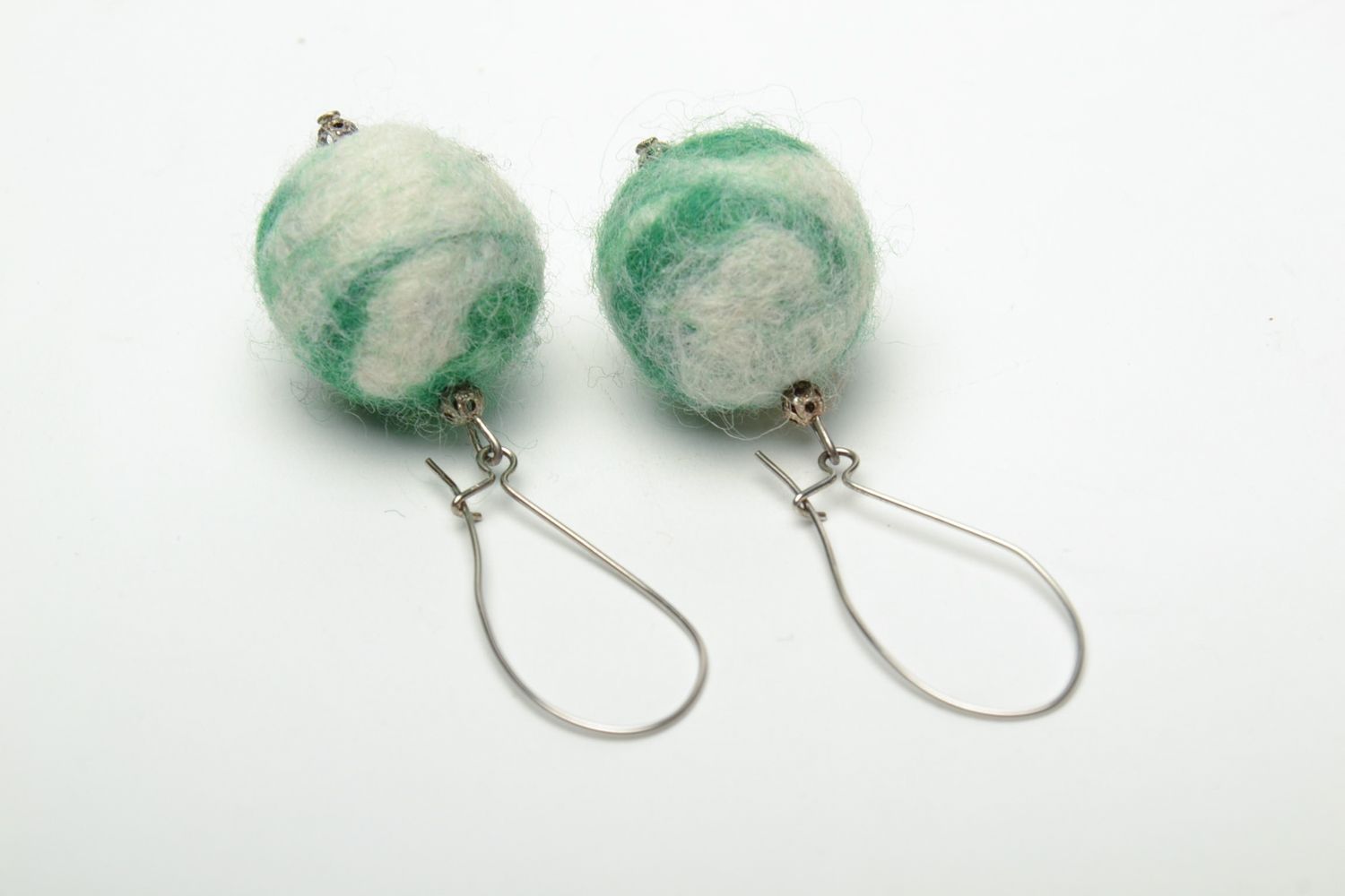 Boucles d'oreilles en laine rondes Sphère verte faites main photo 5