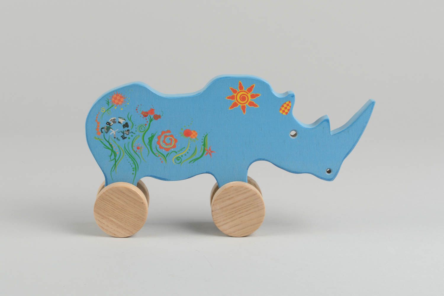 Игрушка ручной работы игрушка из дерева носорог на колесиках игрушка-каталка фото 2