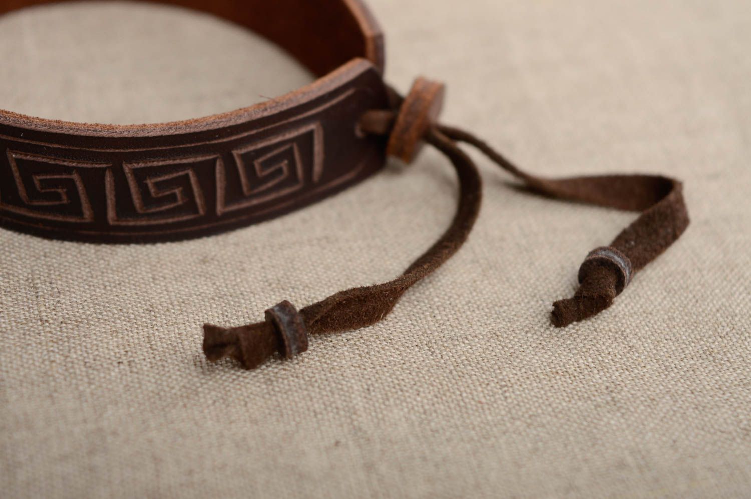 Bracelet en cuir naturel avec méandre marron fait main ethnique pour homme photo 3