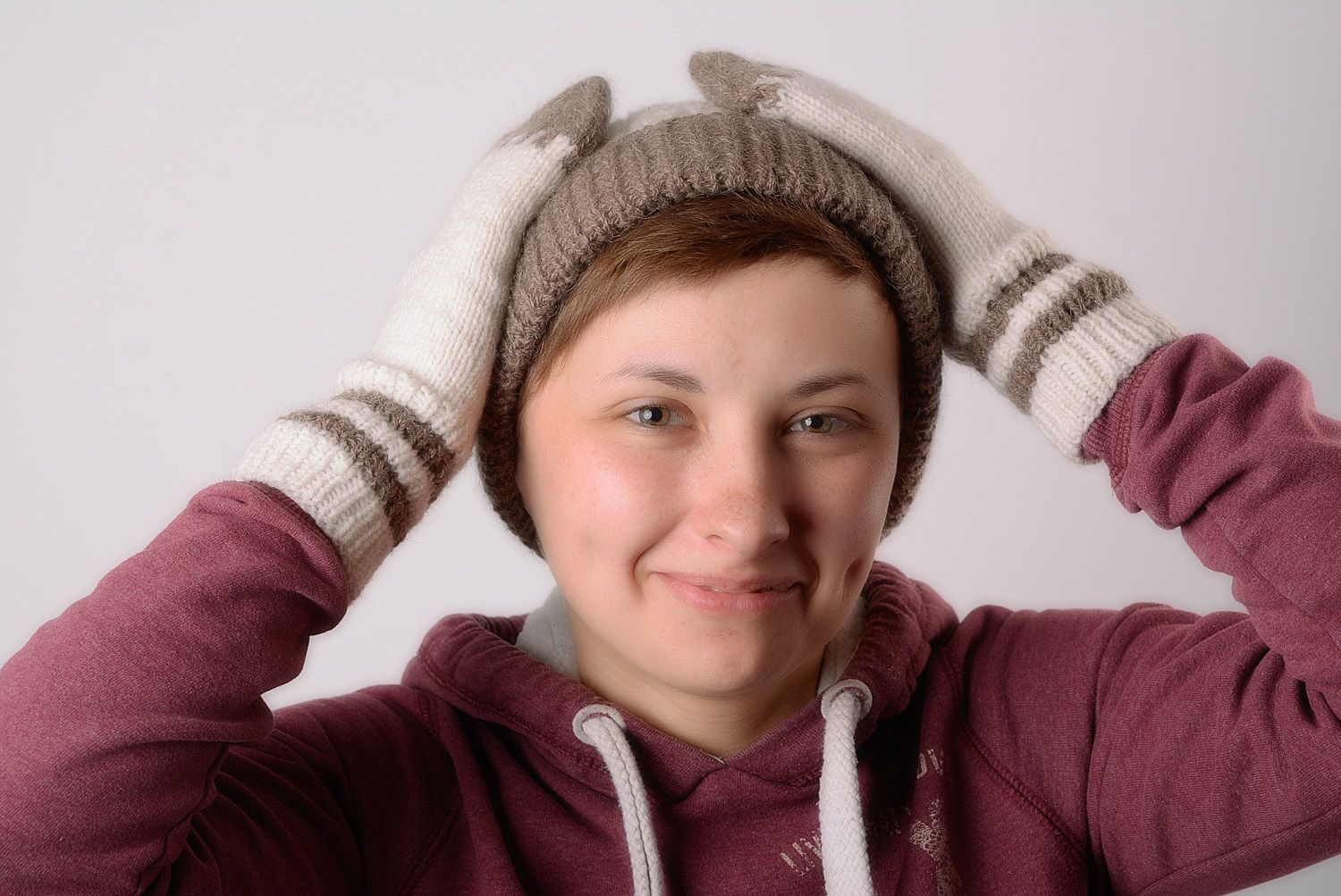 Ensemble tricot pour femme bonnet et moufles en laine et acrylique faits main photo 3