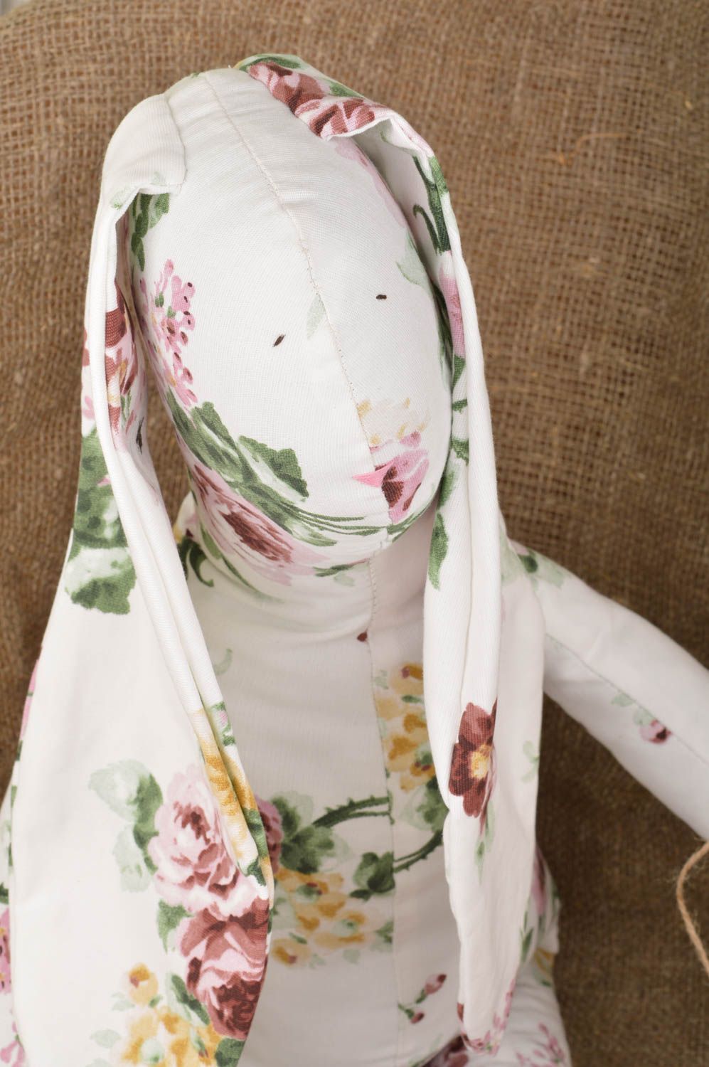 Juguete de peluche de tela de algodón artesanal grande bonito liebre en flores foto 4