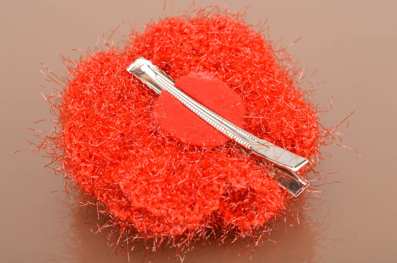 Barrette broche fleur tricotée en fils acryliques faite main rouge accessoire photo 5