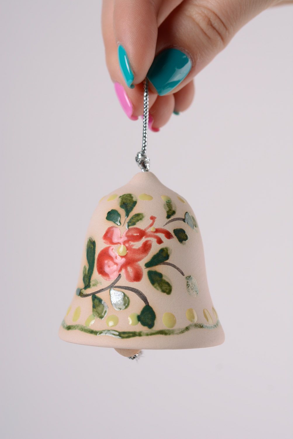 Глиняный колокольчик с росписью белый с цветами маленький майолика ручная работа фото 2