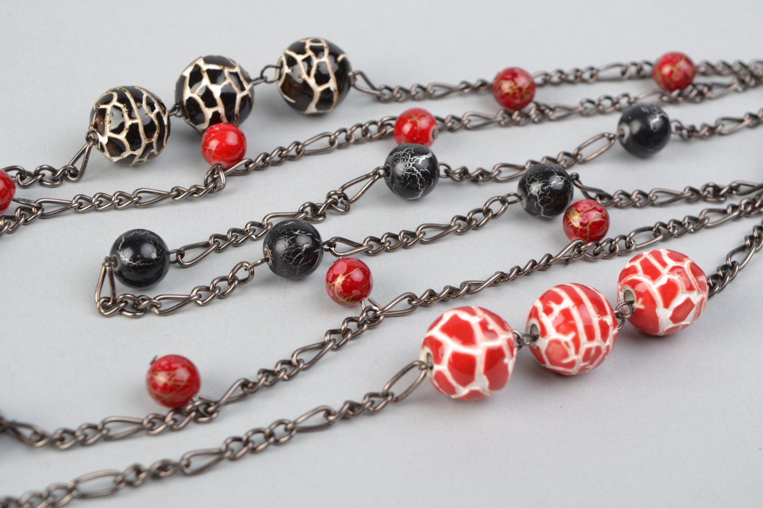 Long collier de perles en céramique et acryliques et de verre fait main  photo 3