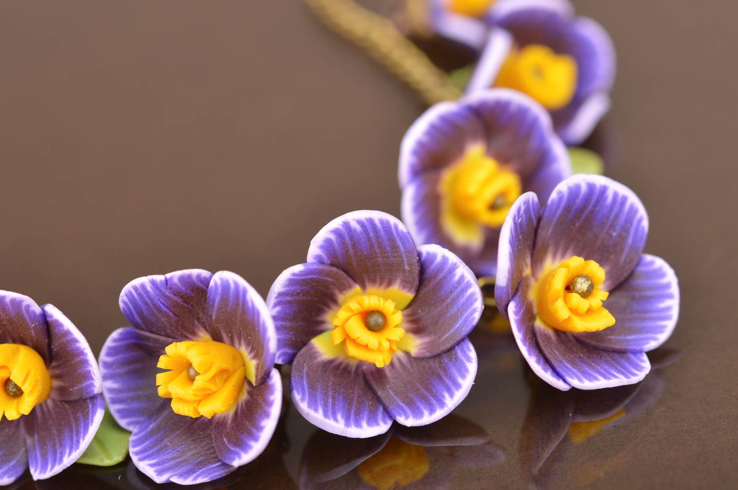 Collar artesanal con flores de arcilla polimérica de color violeta con cadenita foto 2