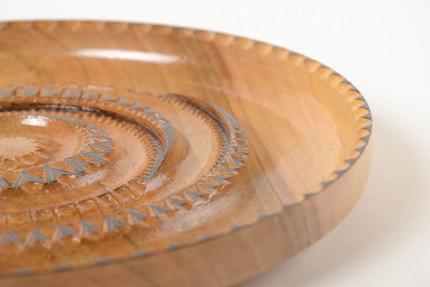 Деревянная посуда ручной работы подарочная тарелка резная декор на стену фото 4