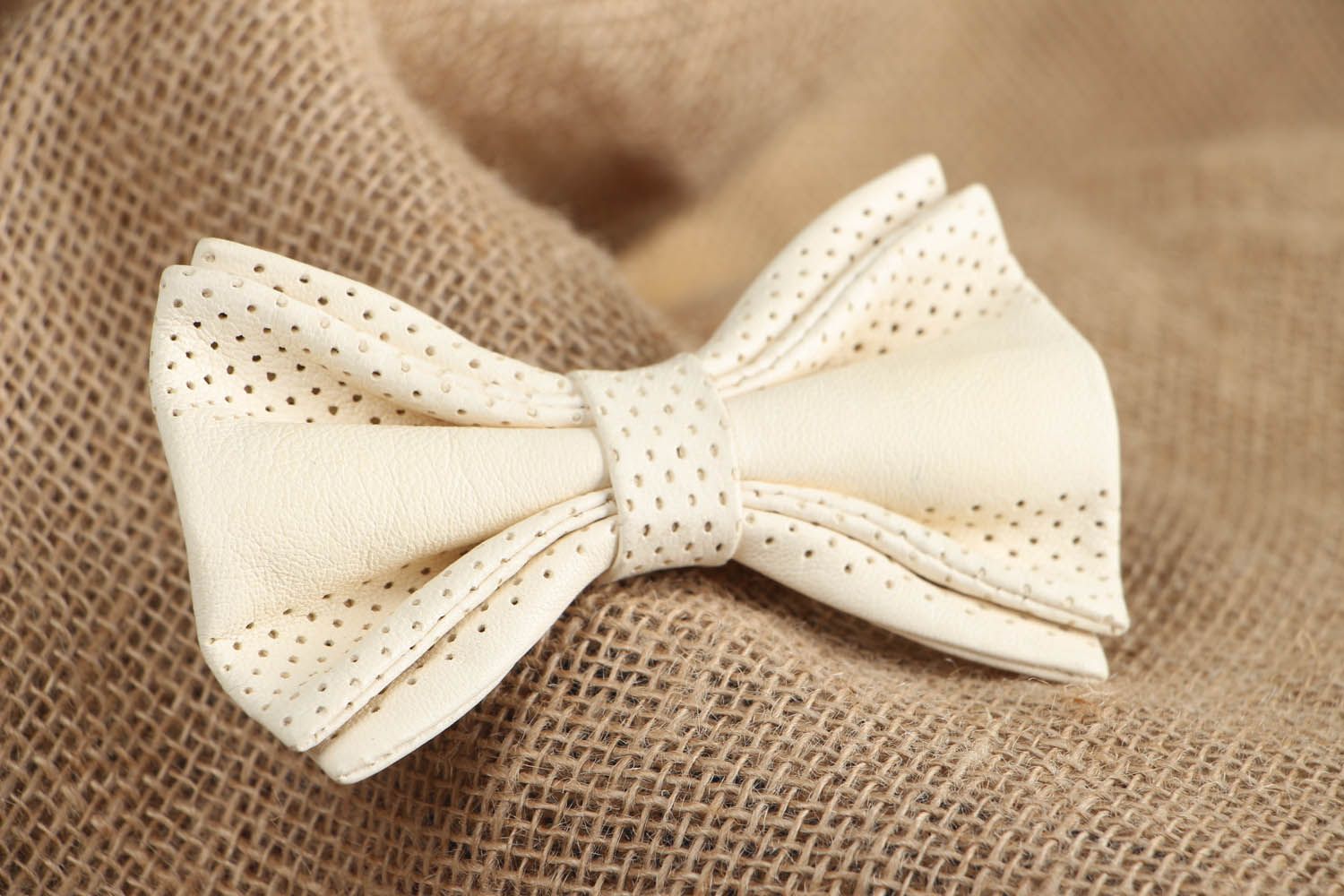 Gravata borboleta branca feita de couro genuíno foto 5