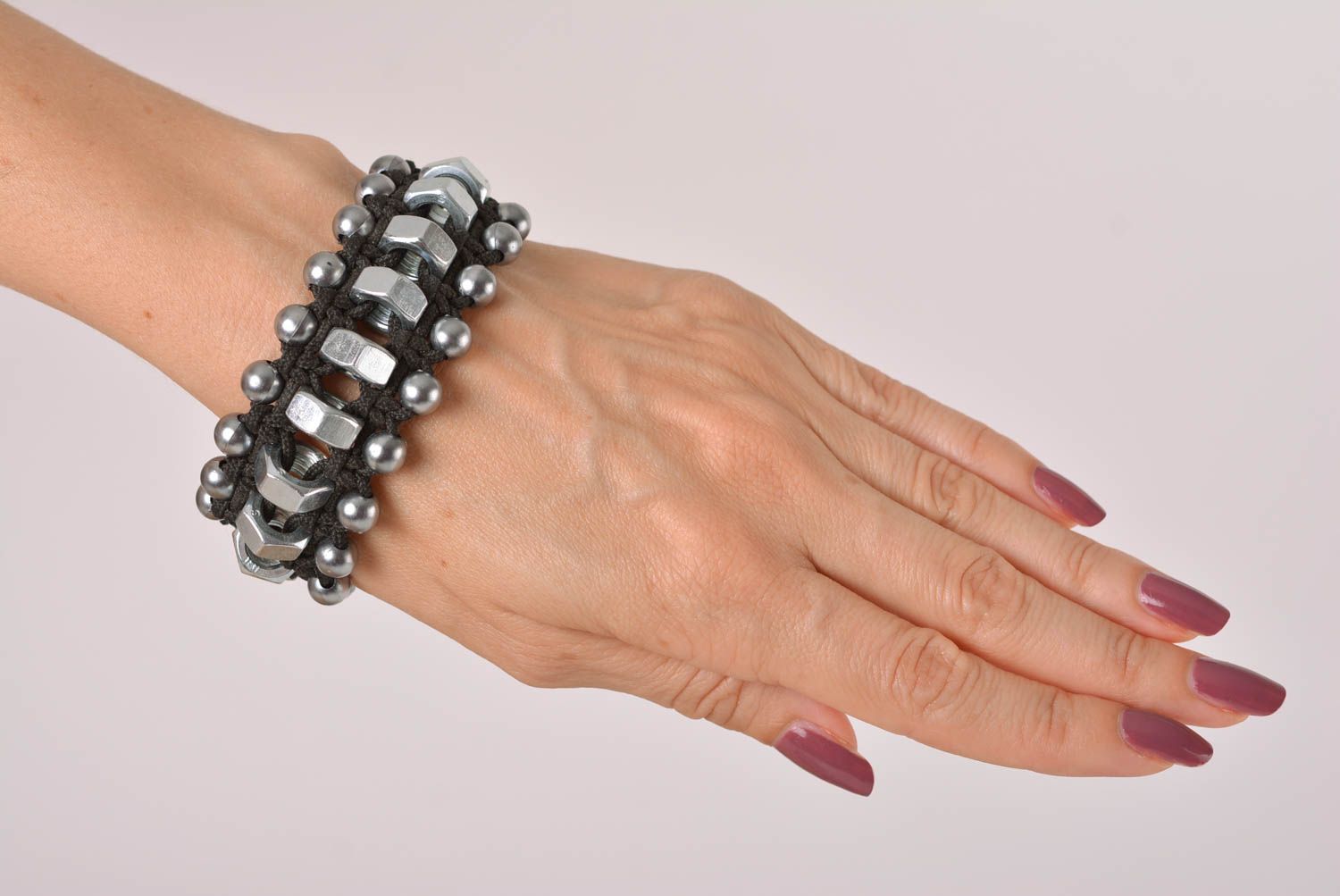 Bracelet original Bijou fait main large noir avec écrous Cadeau pour femme photo 3