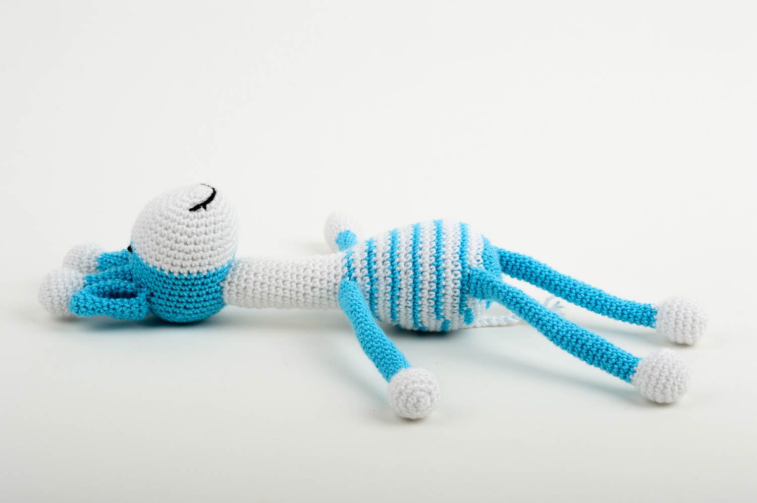 Peluche girafe faite main Jouet au crochet bleu-blanc Cadeau pour enfant photo 3