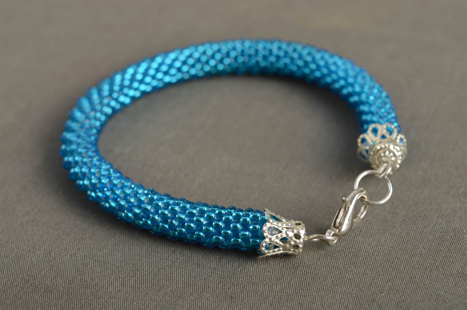 Модный браслет ручной работы украшение из бисера голубой браслет из бисера фото 1