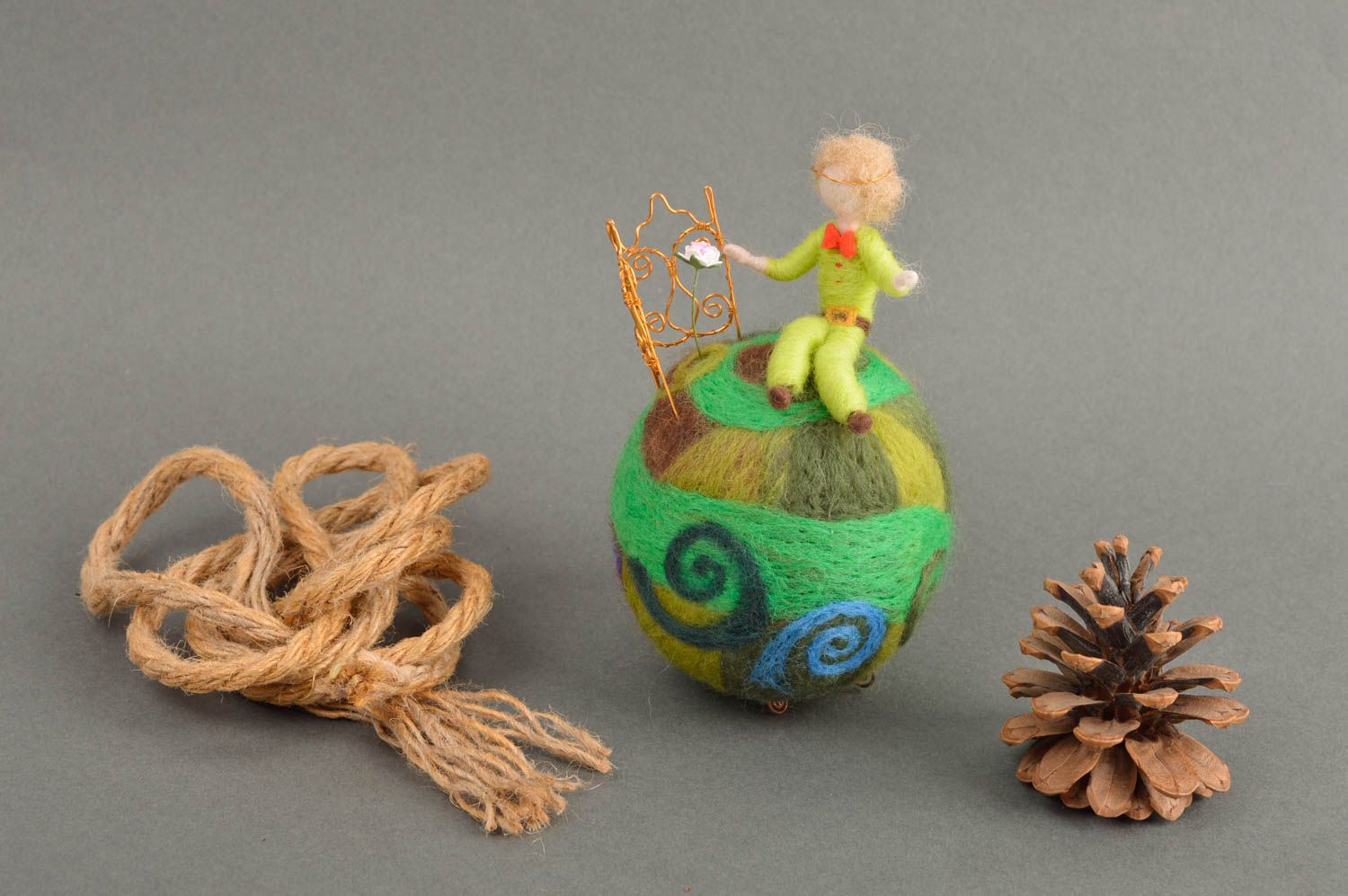 Игрушка из валяной шерсти ручной работы коллекционная фигурка декоративная кукла фото 1