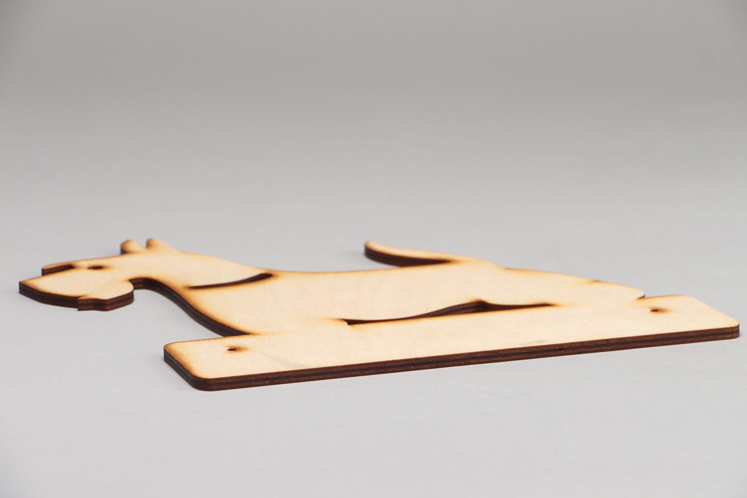 Vorbereitete Materialien handmade aus Furnier Aufhänger in Form vom Hund foto 3