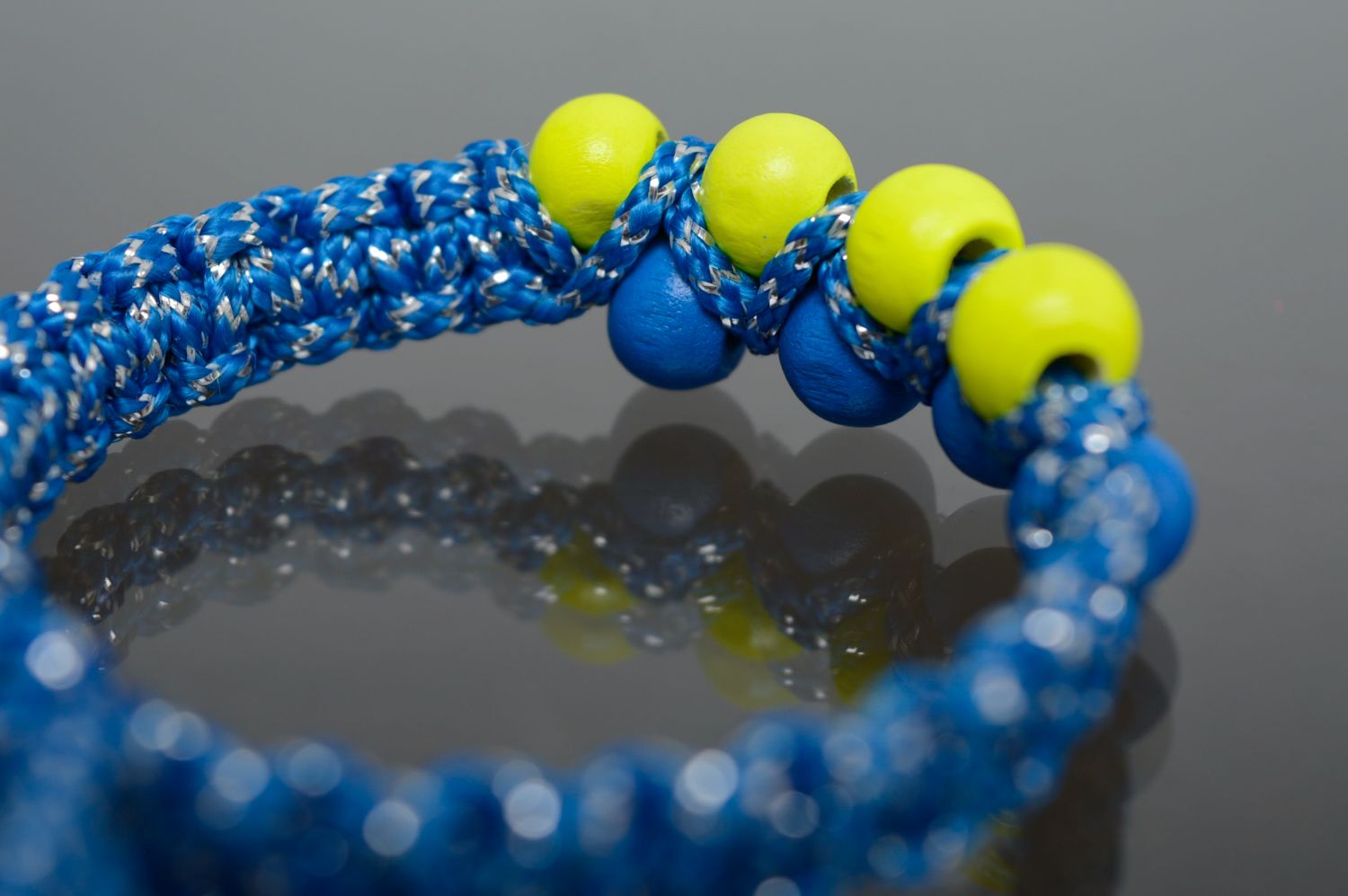 Bracelet en macramé en lacet de polyester et perles de bois bleu fait main femme photo 2