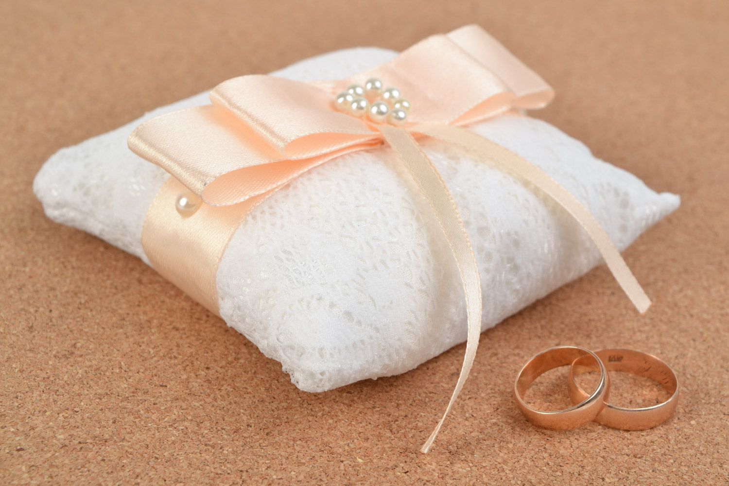 Свадебная подушечка для колец из кружева и ткани ручной работы с бантом красивая фото 4