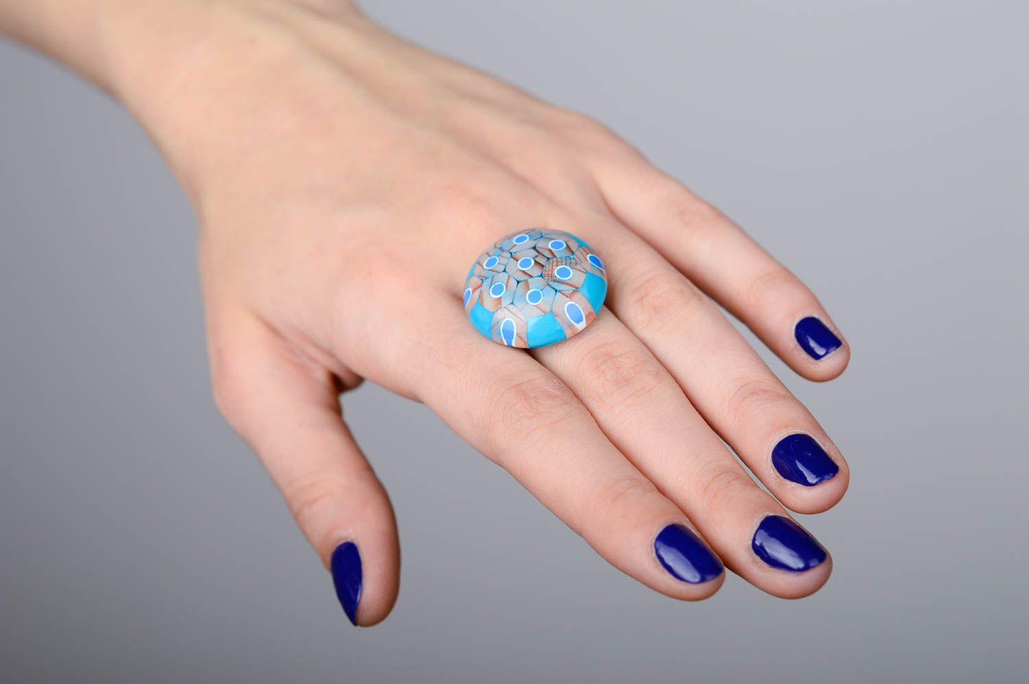 Перстень ручной работы кольцо из карандашей голубое большое стильное кольцо фото 2