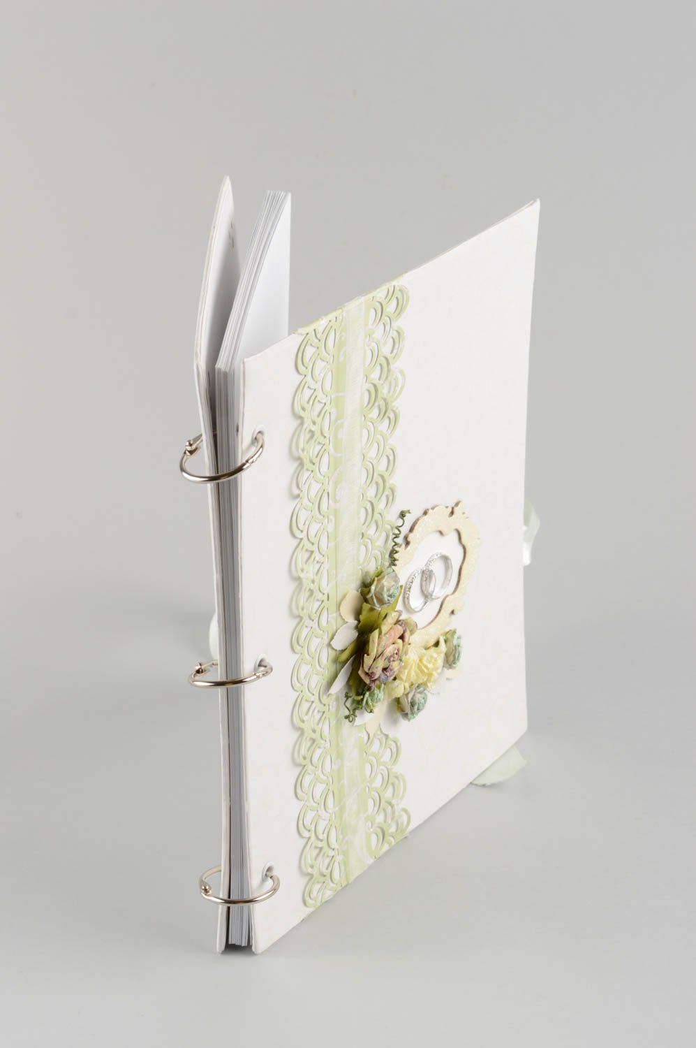 Handgemachtes Hochzeitsgästebuch aus Papier in Scrapbooking Technik weiß schön foto 4