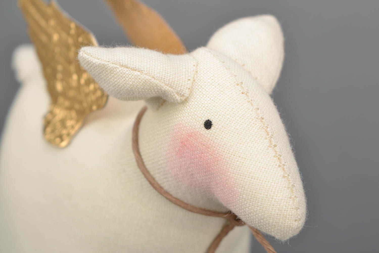 Jouet décoratif en tissu de coton fait main Mouton avec des ailles couleur or photo 4